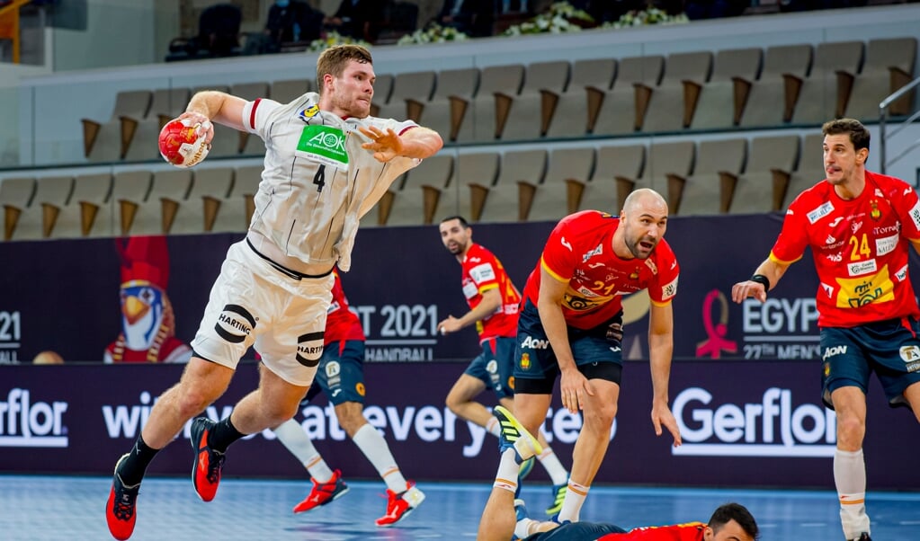 Johannes Golla (l.) ist einer von drei Kreisläufern im Kader von Nationaltrainer Alfred Gislason. ( dpa)