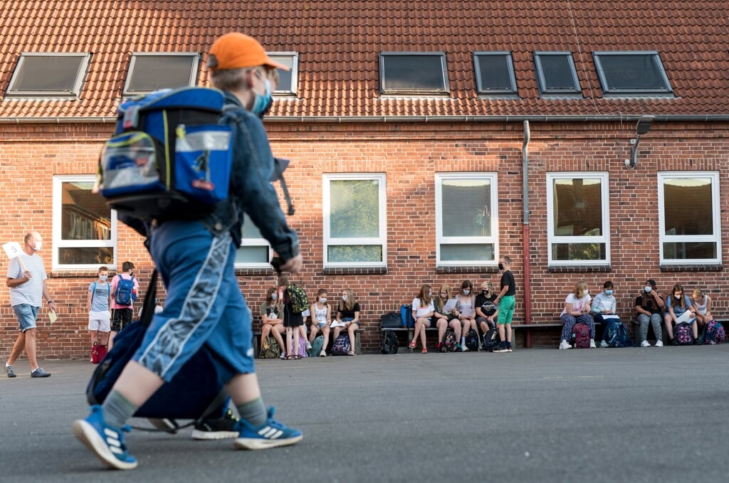 Slesvig-Holstens børn og unge møder op til en hverdag med krav om mundbind og test, når de mandag starter i skolerne igen. De ældre elever tilbydes også vacciner. Arkivfoto: (Martin Ziemer)