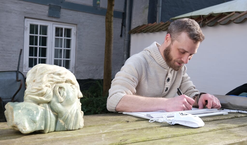 Fresus ser til, mens Timo Essner tegner. I dagens anledning foregår det her i gården ved Aktivitetshuset i Flensborg. Udenfor af hensyn til fotografen. ( Sebastian Iwersen)