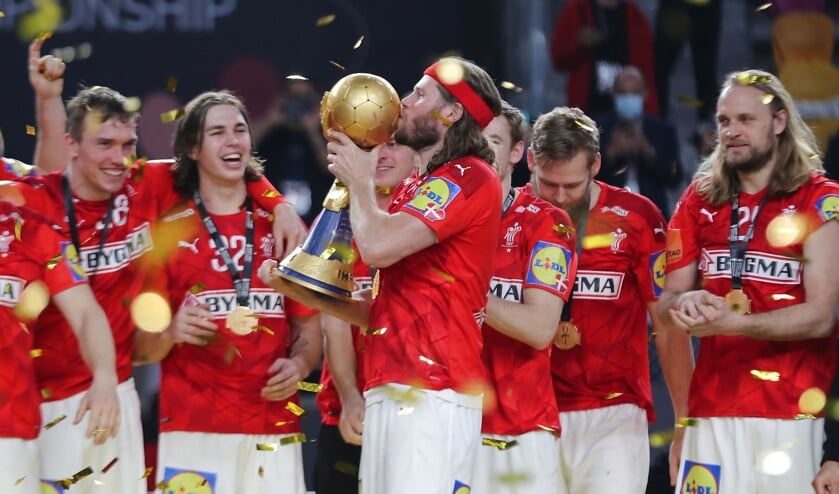 Mikkel Hansen kysser pokalen efter dansk VM-sejr. 