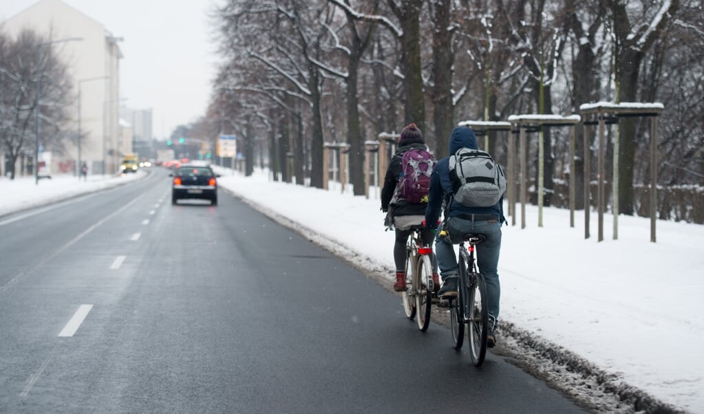 Sicher unterwegs, auch bei Kälte und Dunkelheit: Junge Fahrradfahrer können ihre Drahtesel fachkundig durchchecken lassen. (Arno Burgi, dpa)