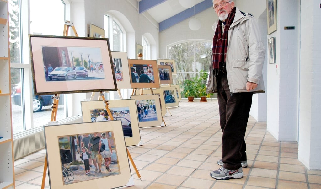 Leif Dahl fotograferet foran sine billeder under en udstilling i 2004 i Harreslev Danske Kirke. Leif Dahl døde i 2018. ( Sacha Münster)
