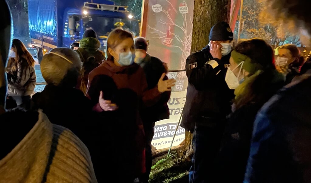 Overborgmester Simone Lange mødte personligt op for at tage situationen i øjesyn. (Niels Ole Krogh)
