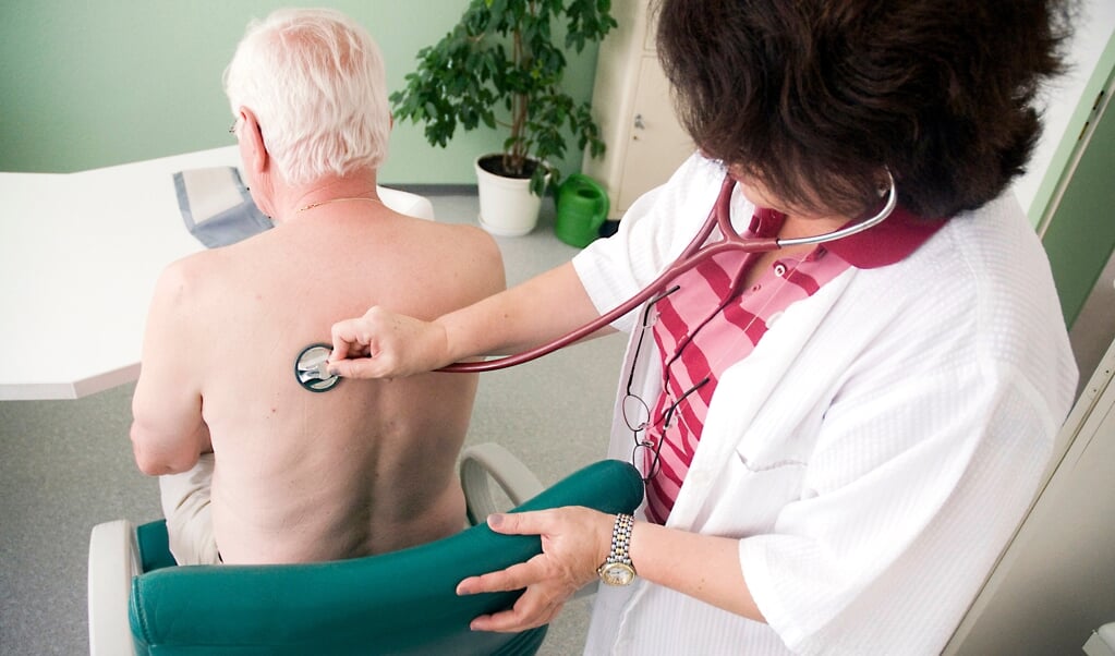 En patient bliver undersøgt af en huslæge. Mange af disse læger er ved at nå pensionsalderen, og det er et problem. Arkivfoto: (Benjamin Ulmer, dpa)