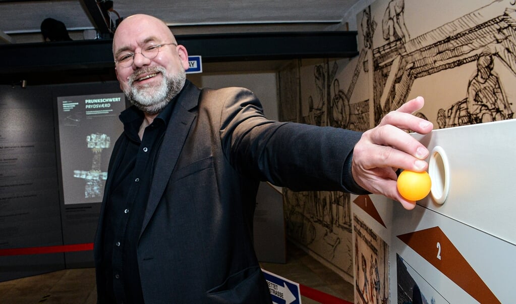 Danevirke Museums leder, Lars Erik Bethge, får her lov til at putte bordtennisbolden ind i stemmeboks nummer to. Bethge afgiver stemmen på kulturredaktørens vegne, da denne ikke både kunne have fingeren på kameraets udløser og den orange kugle på en og samme tid. ( Hans Christian Davidsen)