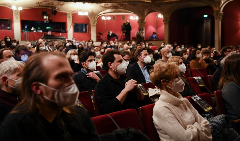 I teatret Berliner Ensemble kunne publikum se forestillingen »Panikherz« efter de var blevet testet for coronavirus med en lyntest. (Annegret Hilse/Reuters/Pool/dpa)