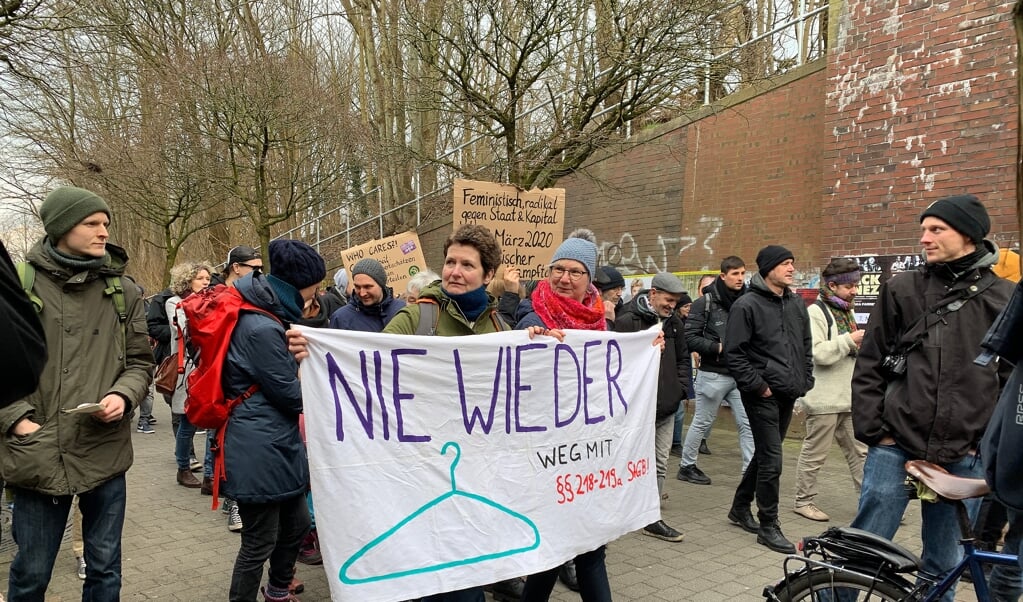 Katharina Petersen fra Frau und Beruf og Harreslevs
ligestillingsansvarlige Utta Weissing på gaden i 2020, hvor de demonstrede mod abortlovgivningen. (Arkivfoto: Marie Buhl)