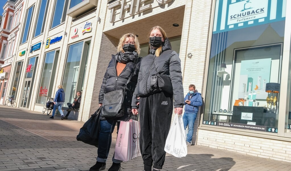 Susanne og Maike Büttner var taget til midtbyen tidligt mandag formiddag for ikke at støde på alt for mange mennesker. (Sven Geißler)