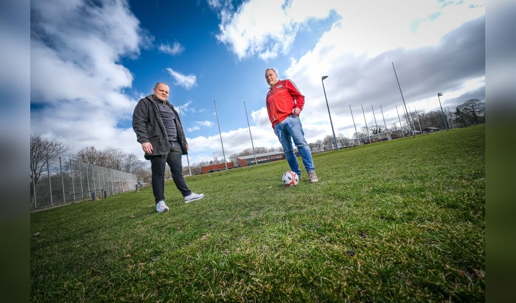 Die Hoffnung von Tjark Jessen (l.) vom SSW und Kai Teichmann als Fußball-Obmann des DGF Flensborg auf einen Kunstrasenplatz für den SdU-Verein, sind einen Schritt weiter gekommen. ( Sven Geißler)