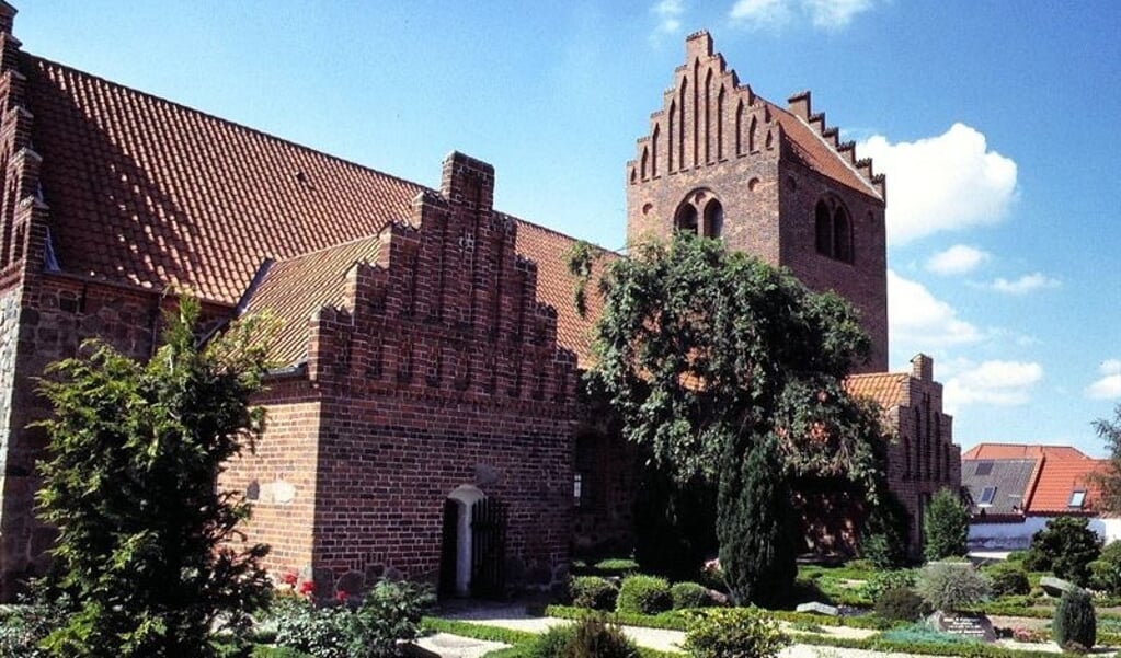 Grevinge Kirke. Den unge Anneliese var i flere år feriebarn hos præstefamilien Dragsdal og har stadig kontakt til familiens datter Agnethe. ( Hideko Bondesen, Nordenskirker.dk, Wikimedia Commons)