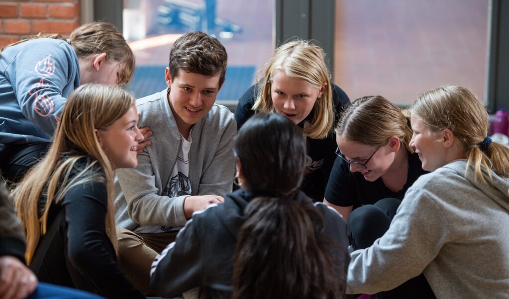 Skoleelever, men også voksne i det dansk-tyske grænseland skal bedre kunne forstå nabolandets sprog. Det opnås ved mange forskelligartede projekter, blandt andet denne danseworkshop, der fandt sted på Tønder Distriktskole. (Tim Riediger)