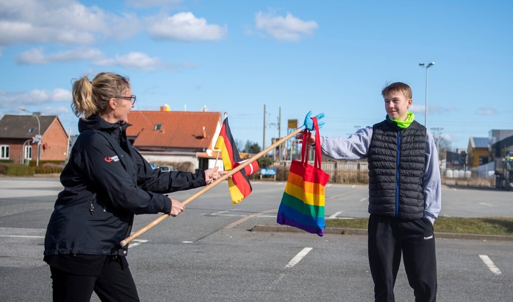 Niklas Wenzel fik besøg og en goodiebag på afstand. Det er hans lærer på Vrigsted Efterskole, Mette Hansen, der står for overrækkelsen. ( Kira Kutscher)