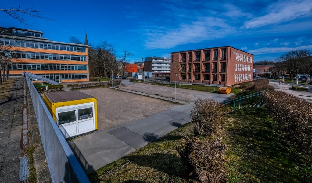 Mellem Sydbank (til højre) og rådhuset (til venstre), ville investoren opføre et hotel, som ifølge de nye planer ikke længere er et konferencehotel. Politikerne skal tage stilling til, om de vil gå med til de nye planer. (Sebastian Iwersen)