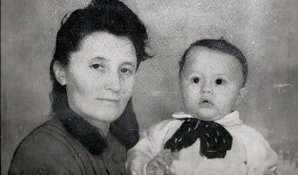 Moren Olite med den lille Alex på cirka to år i regimelejren Predschachtnaja. Molite blev dødsdømt, men senere benådet. Straffen blev nedsat til ti år i en Gulag-lejr. (Privatfoto)