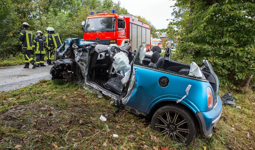 Immer wieder leisten ehrenamtliche Feuerwehrleute bei Verkehrsunfällen auch technische Hilfe, um eingeklemmte Verunfallte aus dem Fahrzeug zu befreien. Archivfoto: (Dominick Waldeck)