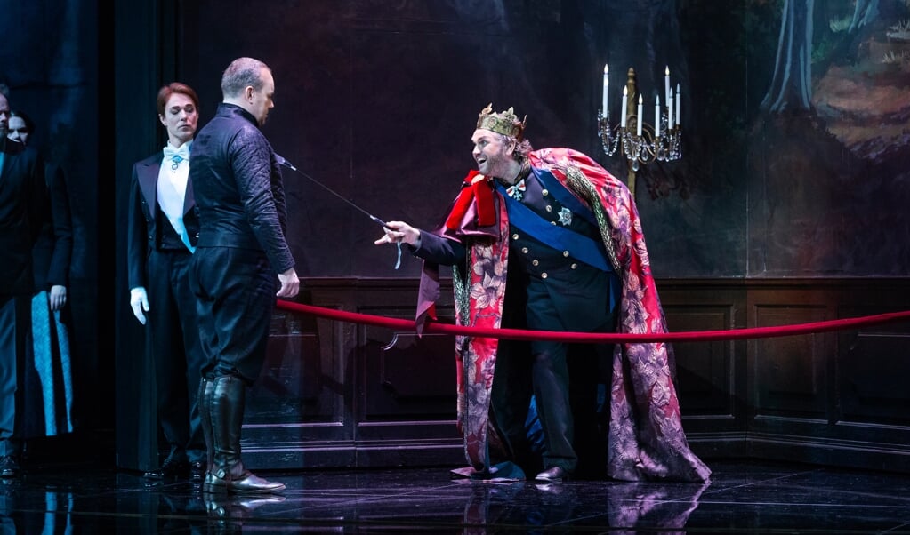 Gert Henning-Jensen, Johan Reuter og Peter Lodahl (fra venstre) på scenen i Operaen. ( Miklos Szabo)