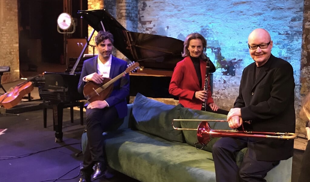 Eine "Sofa-Session" mit Avi Avital (l.), Sabine Meyer und Nils Landgren kann man ab Dienstag, 19 Uhr, auf der Homepage des Schleswig-Holstein Musik Festivals verfolgen. ( SHMF)