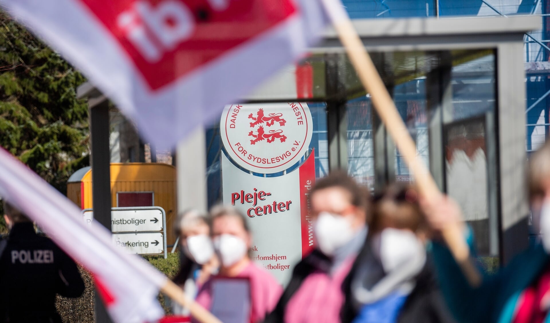 30 medarbejdere for Dansk Alderdomshjem satte et tegn for højere og lige løn indenfor Dansk Sundhedstjeneste. Foto: Kira Kutscher / nordpool
