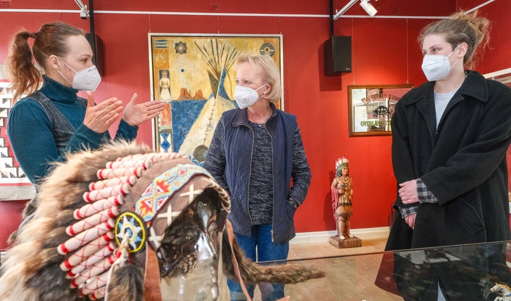 Die Witwe von Hans Wilhelm Schwarz, Caroline Schwarz (Mitte), im Gespräch mit Sandy Ziegeler (links) und Kea Horn. Fotos: (Sven Geißler)