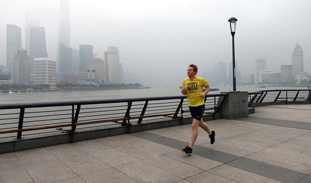 China, Shanghai: Daniel Günther (CDU), Ministerpräsident von Schleswig-Hostein, joggt über die Uferpromenade The Bund. Jetzt will er die Reparatur der Groß-Volieren des Westküstenparks in St. Peter-Ording unterstützen. ( Andre Klohn/dpa)