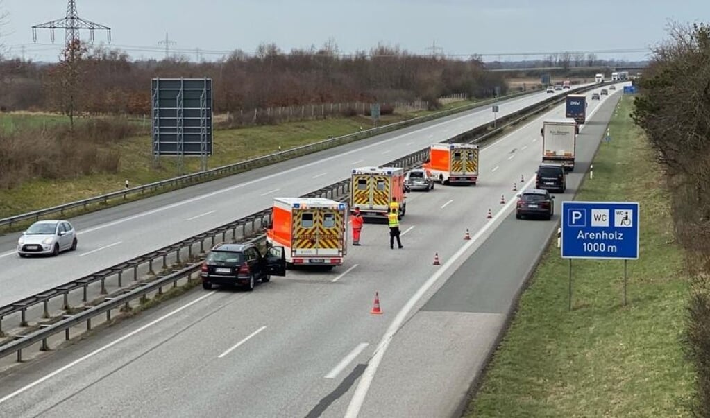 Efter en kortvarig spærring i nordgående retning blev trafikken ledt forbi ulykkesstedet via nødsporet. (Benjamin Nolte.)