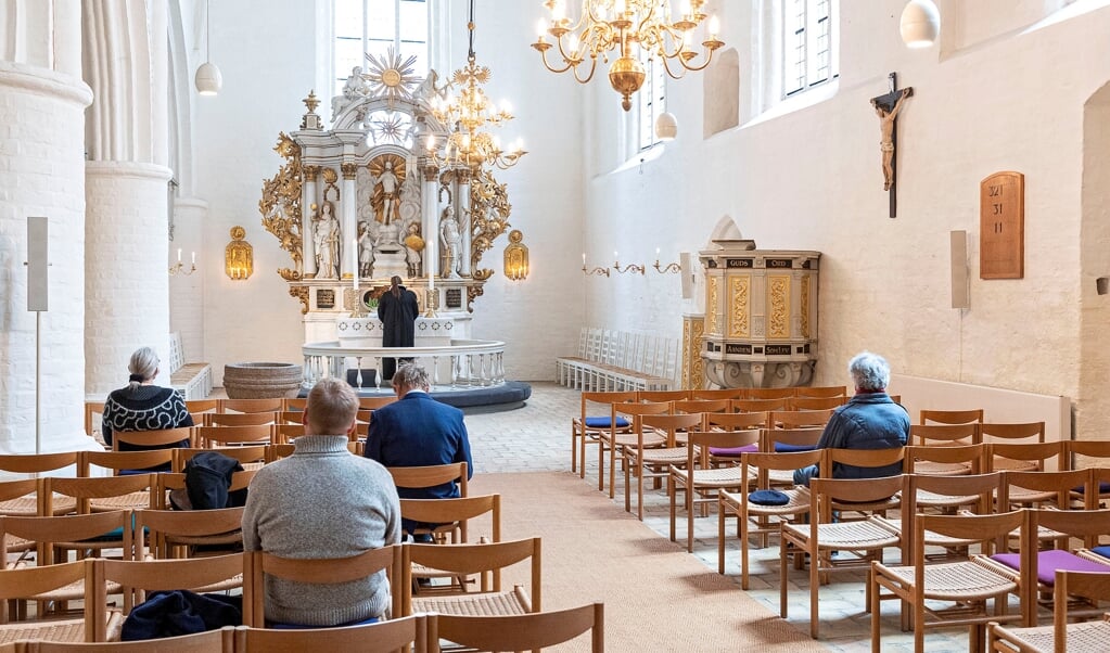 Efter lockdown og kontaktbegrænsninger kan man endelig genåbne kirkerne. Søndag var der gudstjeneste for en lille skare kirkegængere i Helligåndskirken med præst Mai-Britt Josephsen Knudsen. ( Lars Salomonsen.)