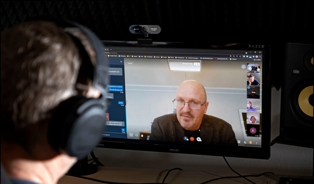 SSWs pressechef, Per Dittrich (t.v.), fungerede som ordstyrer lørdag. Her er det landssekretær Martin Lorenzen som har ordet. (Lars Salomonsen)