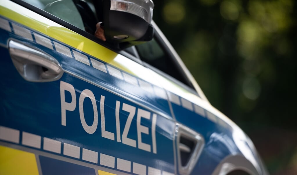 Politiet fortæller, at den lille dreng endte med at køre ind i et vejskilt, men ikke kom til skade. (Modelfoto: Fabian Strauch/dpa)