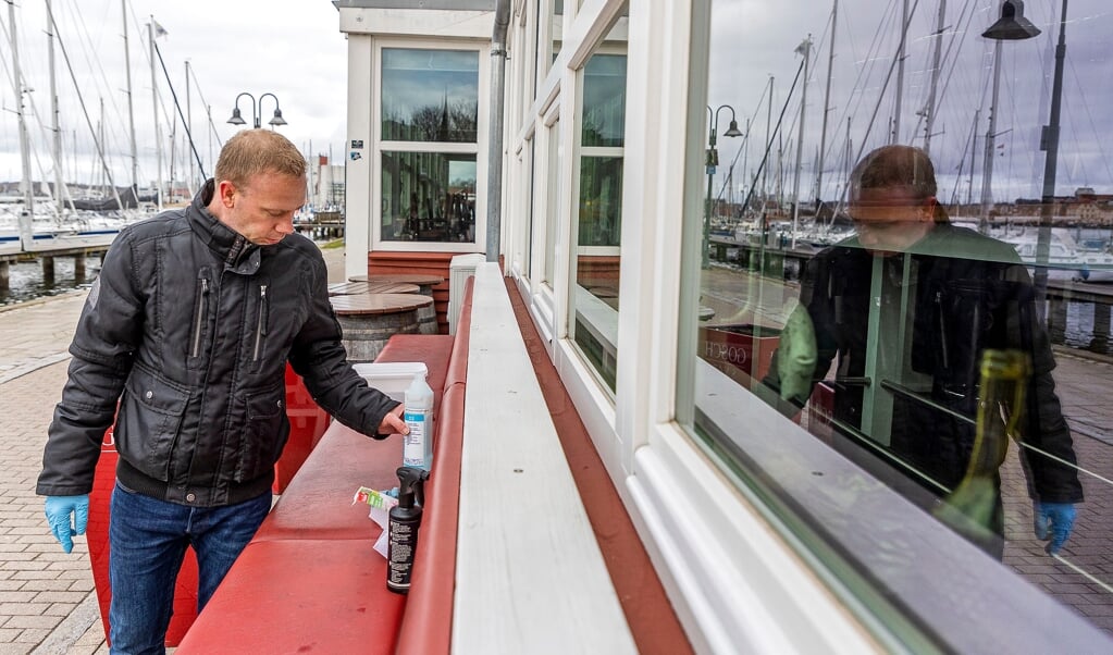 Nok gør bestyreren af Gosch, Denis Rudolph, rent, men det er ikke for at åbne for gæster udendørs på mandag. Det kræver, at der ikke venter et lockdown lige efter åbningen. (Lars Salomonsen)