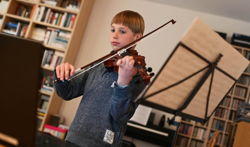 Der neun Jahre alte Benjamin übt vor seinem Computer mit seiner Geige. Seinen Lehrer hat er schon seit mehreren Monaten nicht mehr in echt gesehen. Denn wegen der Corona-Krise findet der Unterricht online statt und nicht in der Musikschule. (Uli Deck, dpa)