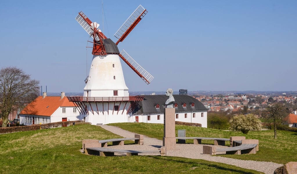 Fra Dybbøl Banke er der en fornem og storladen udsigt ud over Sønderborg og Flensborg Fjord. Dybbøl Mølle blev nyrestaureret i anledning af 100-året for genforeningen. Den har åben alle dage frem til 31. oktober. (Hans Christian Davidsen)