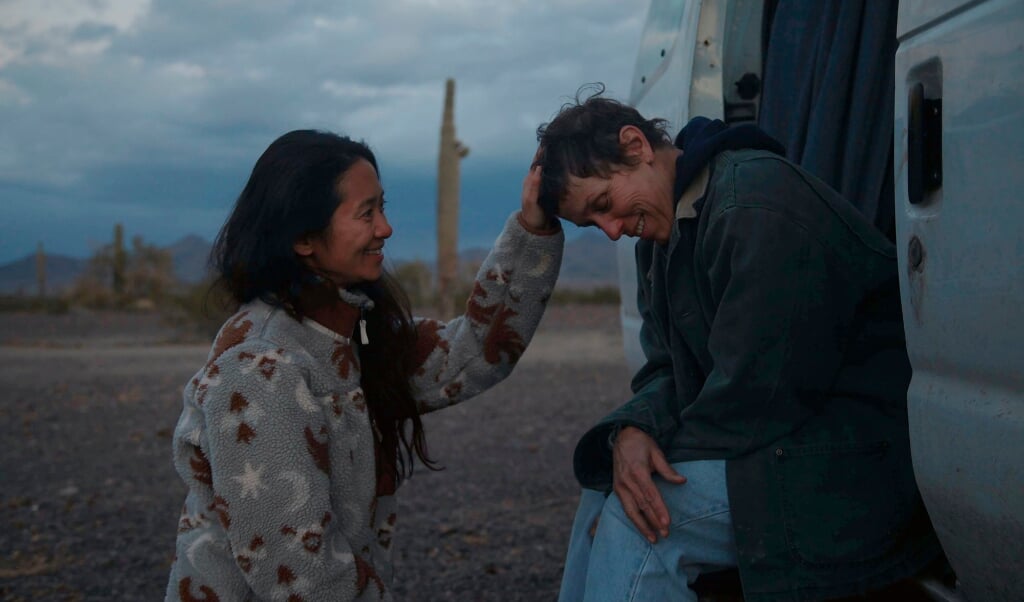 Instruktøren Chloe Zhao (t.v.) sammen med skuespilleren Frances McDormand under arbejdet med filmen "Nomadland", som søndag aften blev den helt store vinder ved Bafta-prisuddelingen. Arkivfoto: (Searchlight Pictures, AP/dpa)