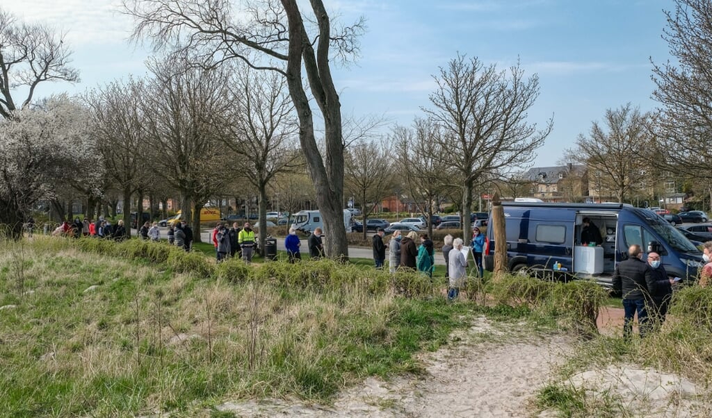 Køerne foran teststationerne er til tider flere meter lange. Turisterne skal testes på andendagen efter indrejse, og mange ansatte på for eksempel restauranter og barer skal testes hver anden dag. ( Sven Geißler)
