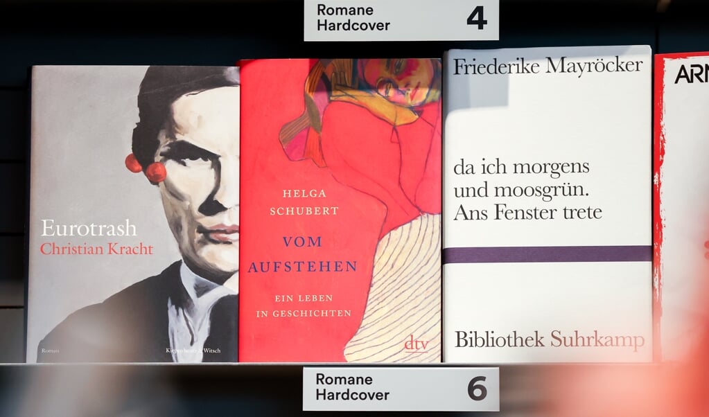Drei der fünf Bücher, die für den Preis der Leipziger Buchmesse in der Kategorie Belletristik nominiert wurden: (v.l.) "Eurotrash" (Christian Kracht), "Vom Aufstehen: Ein Leben in Geschichten" (Helga Schubert) und "da ich morgens und moosgrün. Ans Fenster trete" (Friederike Mayröcker). (Jan Woitas, dpa)