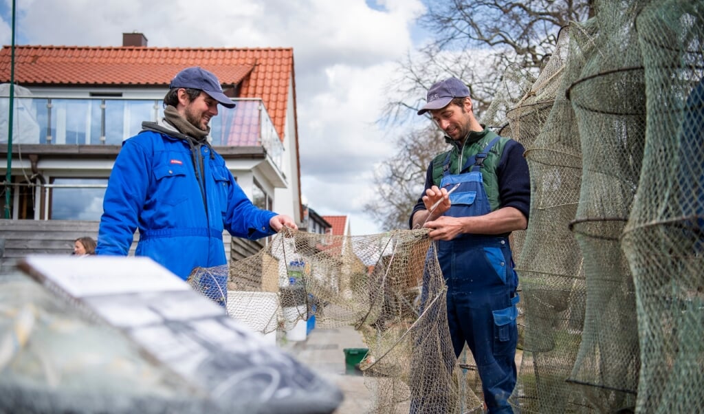 Die Brüder Christian (l.) und Nils Ross gehören zu den letzten fünf Berufsfischern an der Schlei. (Kira Kutscher)