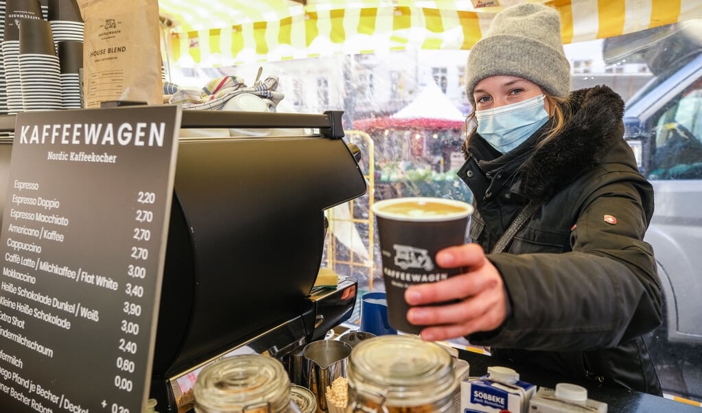 Hver onsdag og lørdag kan man nu få specialkaffe ved torvemarkedet hos Kaffeewagen. Celia Lose er en del af virksomheden med mobile kaffebarer fra Egernførde. (SVEN GEISSLER)