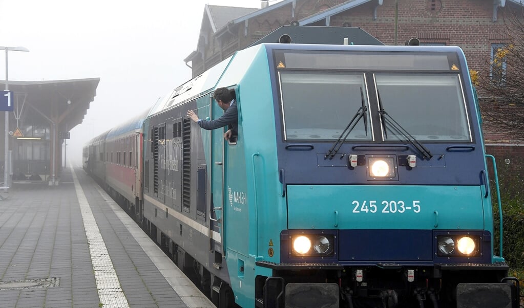 Tusinder af mennesker pendler med marskbanen, der også transporterer gods og turister fra nord mod syd og omvendt. Det foregår på dele af strækningen med dieseltog. (Carsten Rehder, dpa)