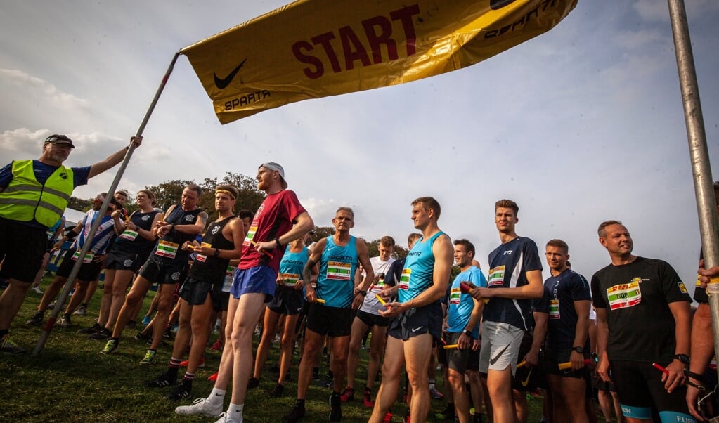 I år er det igen tid til, at virksomhederne kan samle alle kollegaerne i Fælledparken. (DHL-Stafetten)
