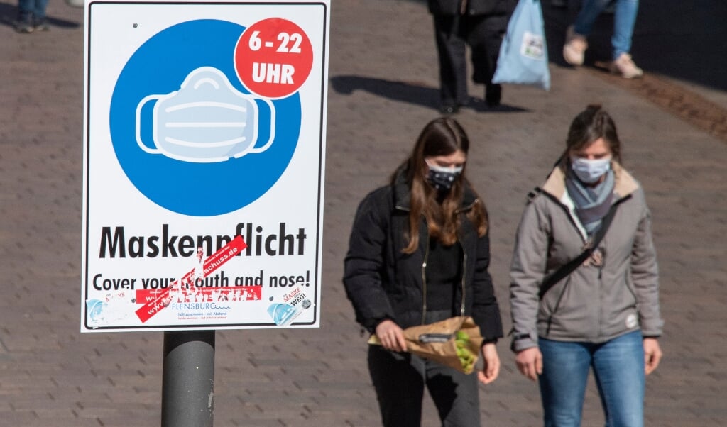 Mundbindskravet i gågaden i Flensborg er efterhånden blevet ophævet, men gælder fortsat inden for butikker og restauranter. Arkivfoto: (Tim Riediger)
