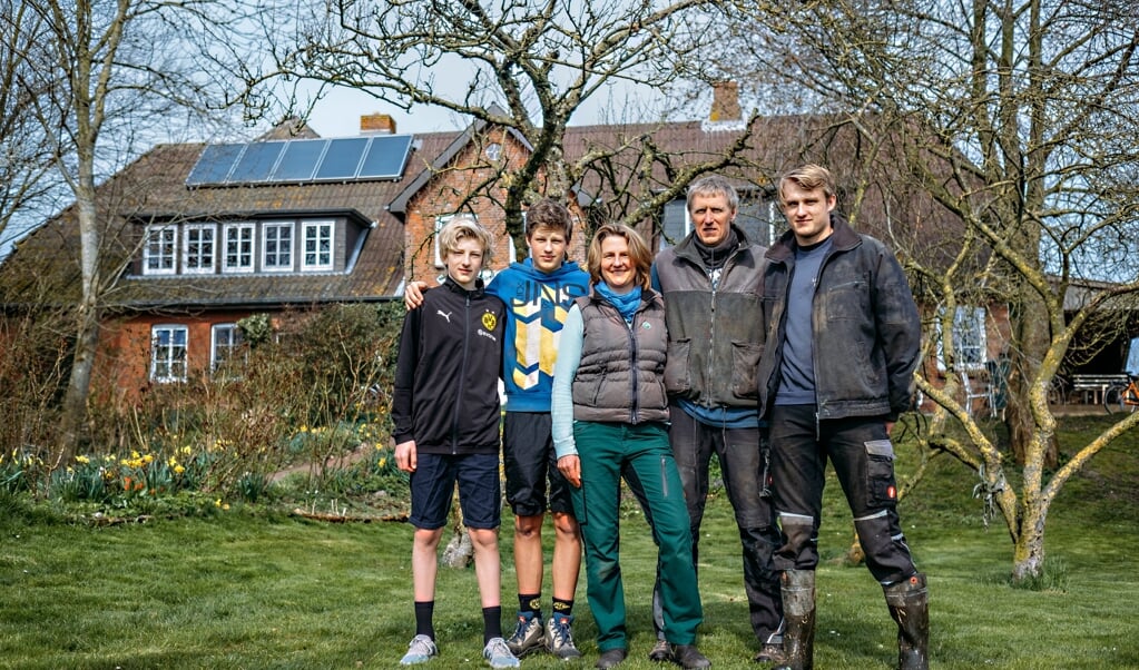 Familien Backsen - bønder på vadehavsøen Pelvorm - vandt sammen med mange andre en stor sejr ved Forbundsforfatningsdomstolen torsdag. Nu skal Berlin-regeringen ændre Klimabeskyttelsesloven, da den ikke sikrer borgerne deres grundslovssikrede ret mod de truende klimaforandringer. Arkivfoto: dpa (Fabian Sommer)