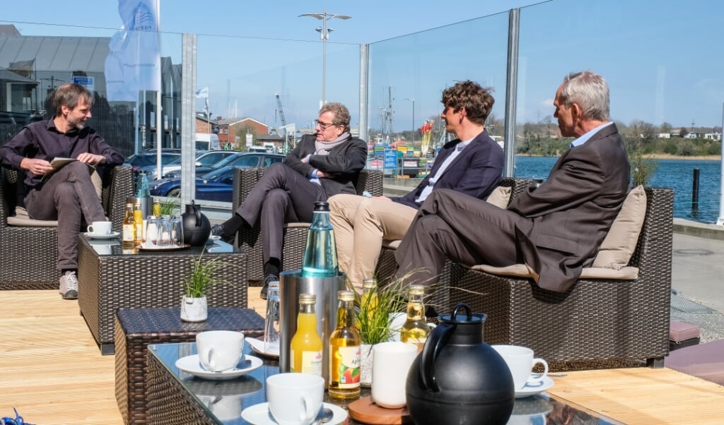 Das Modellprojekt »Schleiregion« darf mit einer Verlängerung rechnen. Das betonte Tourismusminister Bernd Buchholz (2.v.l.) bei seinem Besuch in Kappeln im Gespräch mit (v.l.) Max Triphaus (Ostseefjord Schlei), Bo Teichmann (Hotel Pierspeicher) und Bürgermeister Heio Traulsen. (Sebastian Iwersen)