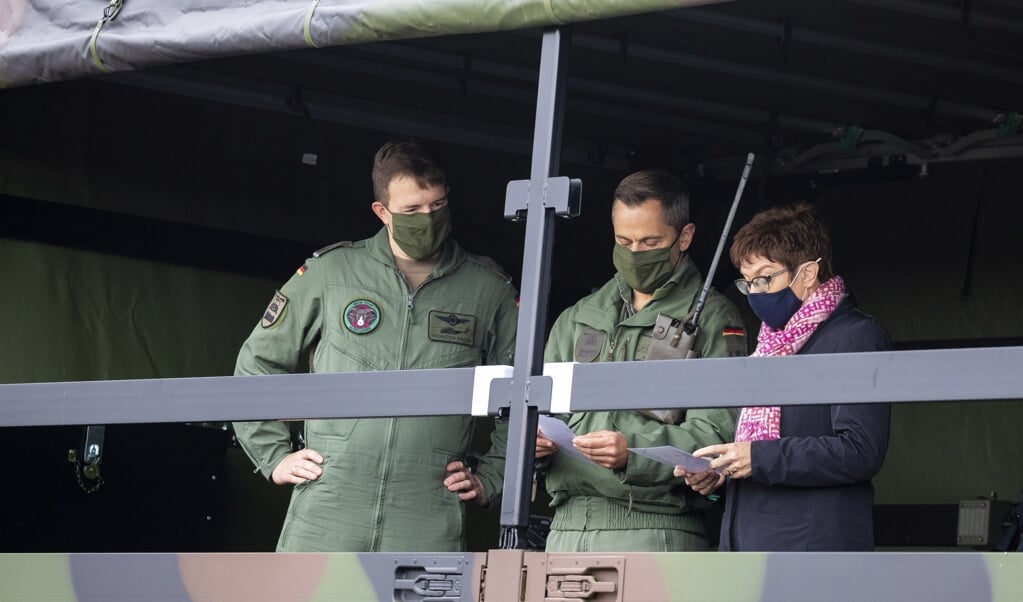 Tyskland er forpligtet til at modtage afghanere, der har arbejdet sammen med tyske styrker i Afghanistan, siger forsvarsminister Annegret Kramp-Karrenbauer (th). (Arkivfoto). (Moritz Frankenberg/Ritzau Scanpix)