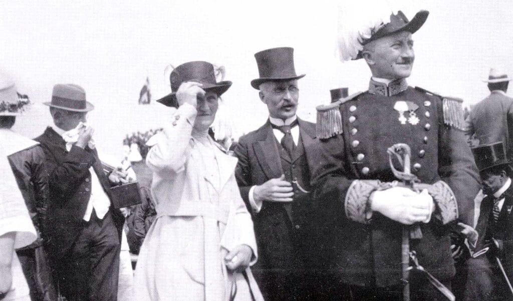 Helene Hanssen på Dybbøl den 11. juli 1920. Ved siden af hende er det gårdejer Nis Nissen. Foran hende amtmand Viggo Haarløv. Hendes ægtefælle, H.P. Hanssen, var kørt ud på et sidespor.
(Institut for Lokalhistorie)
