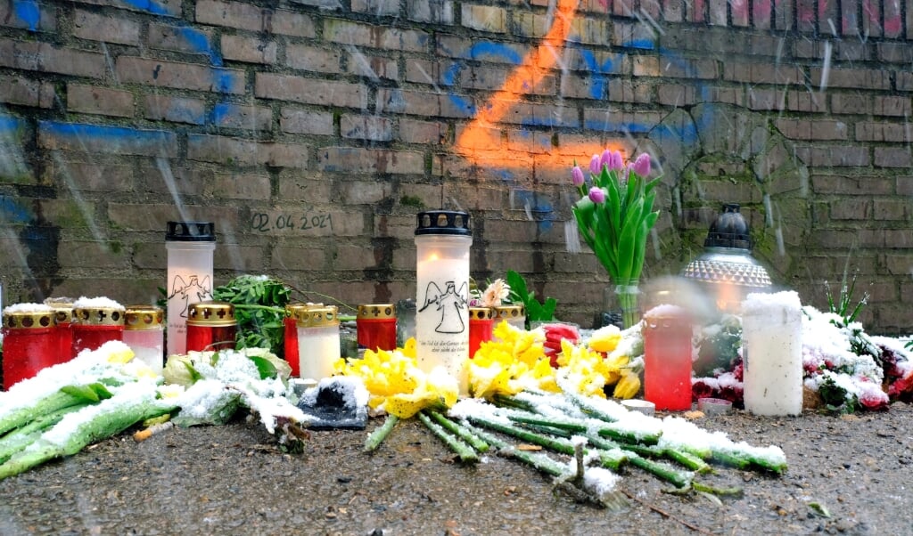 Jonas' venner og familie har sat lys og blomster op på udsigtsplatformen ved Duborg-Skolen i Flensborg. (Karsten Sörensen)