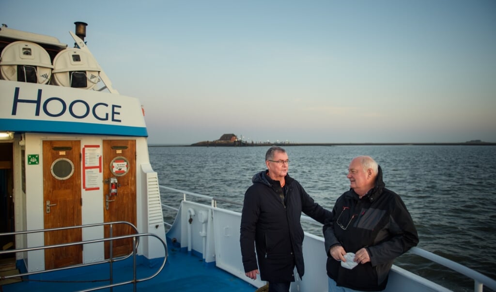 Urs Philipzig (l.), Mediziner aus Bredstedt und neuer Arzt von Hallig Hooge, und Gerhard Steinort, Mediziner in Langenhorn und ehemaliger Hallig-Arzt, sind auf dem Weg zur nordfrisieschen Hallig Hooge. Fotos: (dpa)