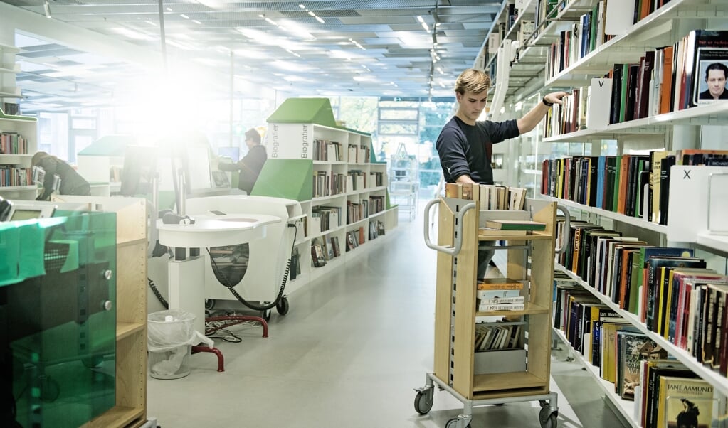 Fredag modtog over 10.000 forfattere deres bibliotekspenge. I år kan det ses i opgørelsen, at corona har betydet, at flere går på biblioteket hjemmefra, hvor de dykker ned i lyd- og e-bøger bag skærmen. Arkivfoto: (Christian Liliendahl, Ritzau Scanpix)