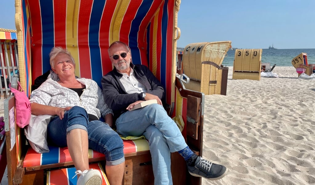 Egernførderne Heide og Dirk Menge har lagt sig ud i strandkurvene på Hauptstrand Eckernförde ved siden af de mange turister, der er kommet til byen. De kan godt forstå, at folk har brug for at komme væk og opleve noget andet, men er også klar over, at området kan blive til coronahotspot, hvis projektet går galt. De håber begge på det bedste. (Cenia Bahnsen)