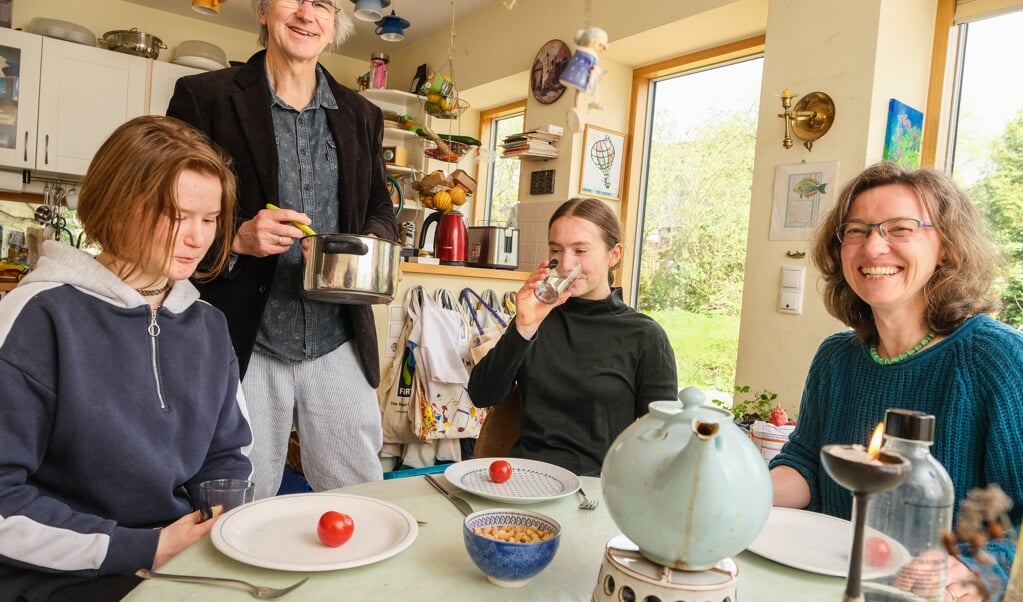 Elisa, Christian, Felicitas og Isgard Boock har musik til fælles men også en dagligdag, der kredser om dansk skole og en travl kalender. ( SVEN GEISSLER)