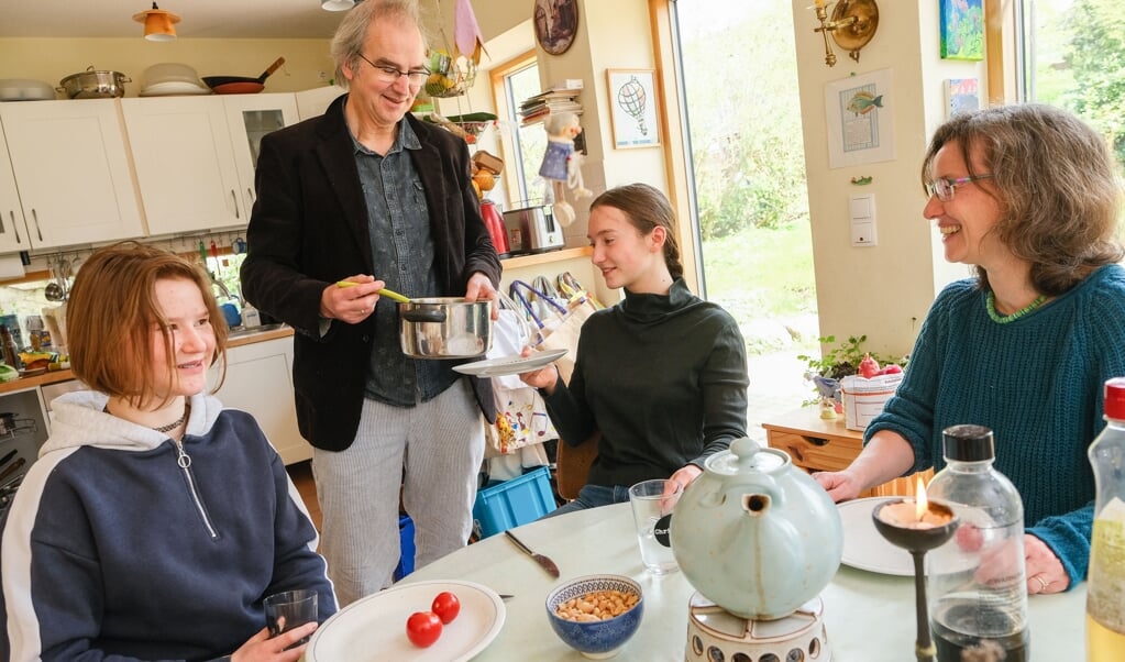 Familien Boock bor i Rendsborg, og døtrene går begge på A.P. Møller Skolen. Det danske blev deres valg, fordi Christian som musiker har ærgret sig over ikke at have samlet flere sprog op under sine udlandsophold. Døtrene skal være bedre stillet, mener han. ( Sven Geissler)
