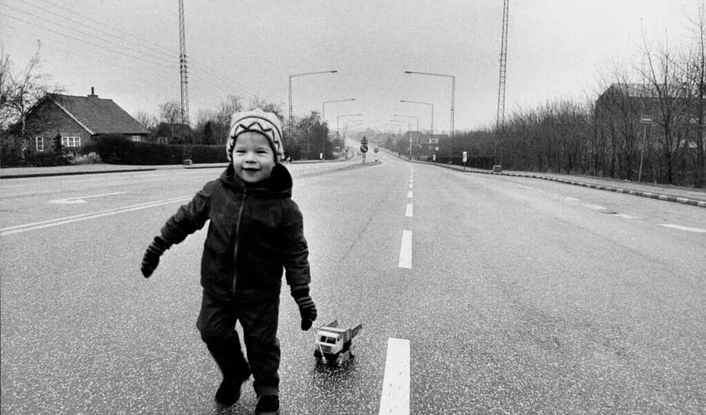 Sådan kunne man færdes trygt på selv store veje under oliekrisen, hvor der indført bilfrie søndage i hele landet. Her på Grenåvej i 1973. ( JydskeVestkysten)